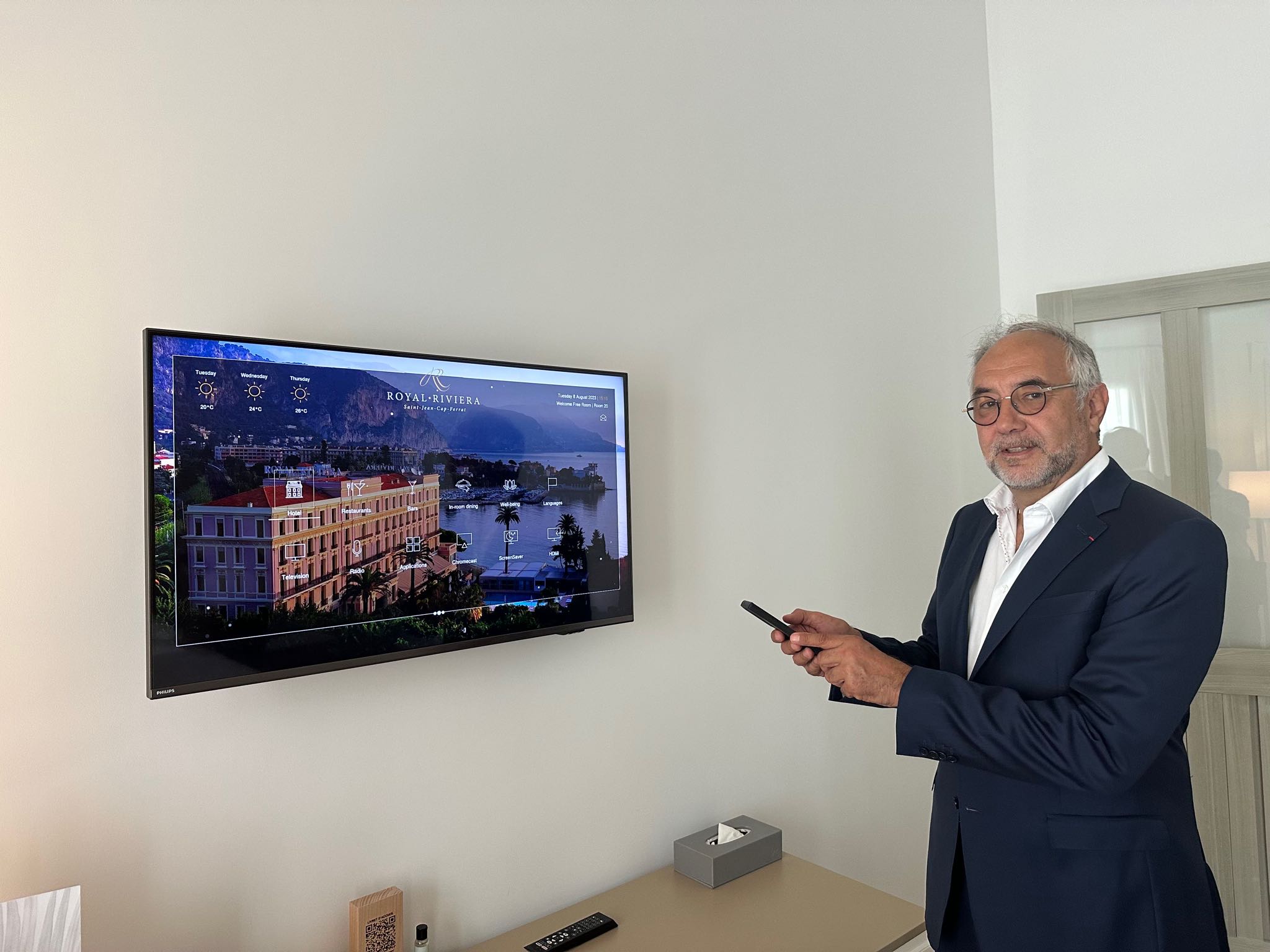M. Mercadal, Directeur de l'Hôtel 5*, le Royal Riviera à Saint Jean Cap Ferrat, utilise la solution GHX sur la TV d'un des chambres de l'hôtel
